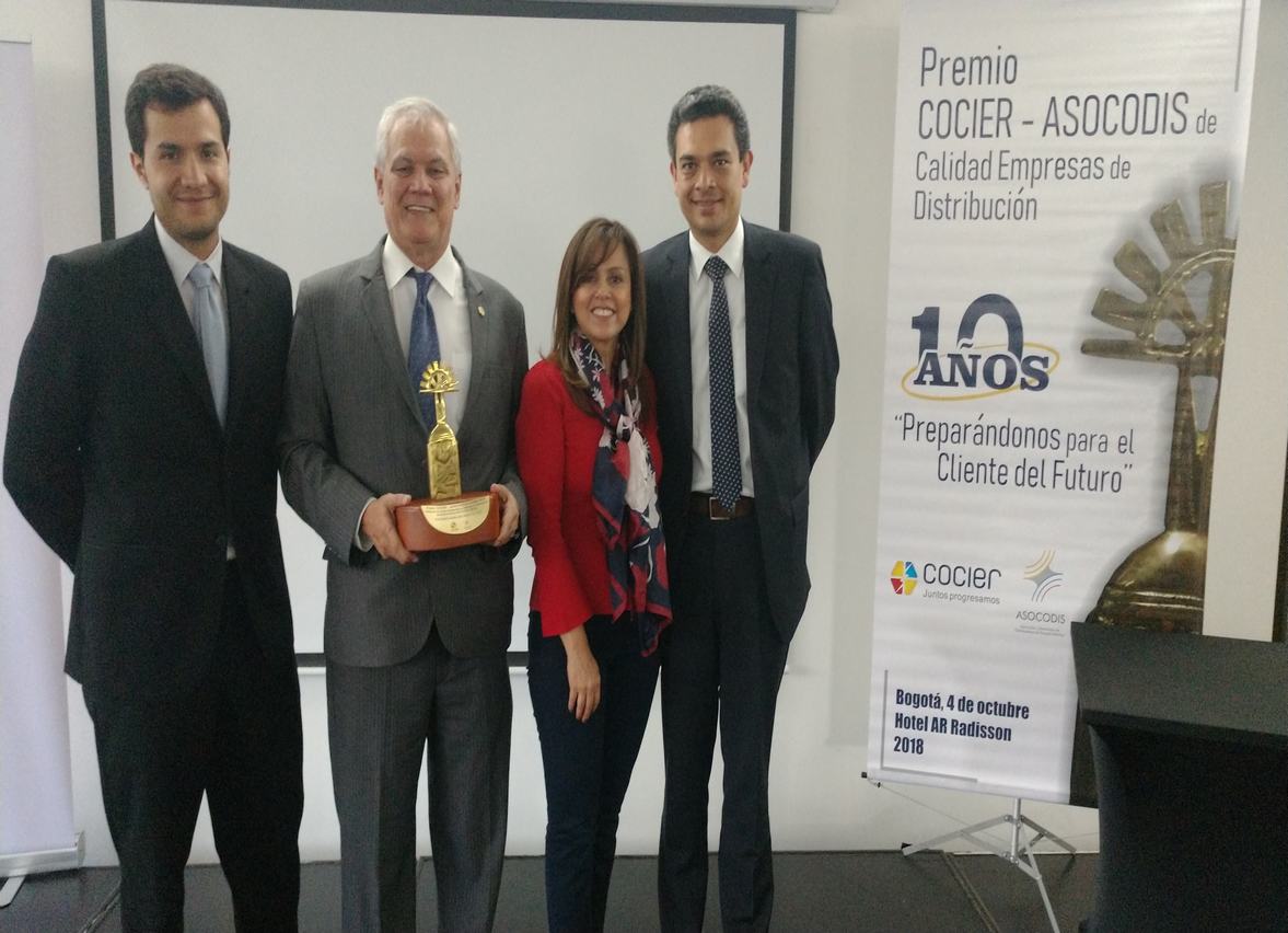 Hernando Ruiz López, acompañado de Gerentes Generales, de negocio y de área de empresas de distribución de energía eléctrica.